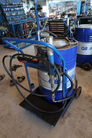 Vogn med tønde samt oliepåfylder K400