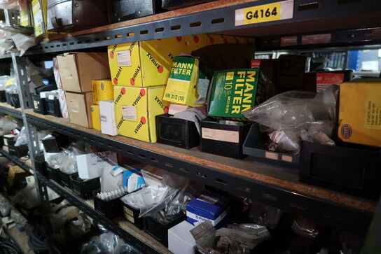 Reol med div. Reservedele, værktøj m.m.