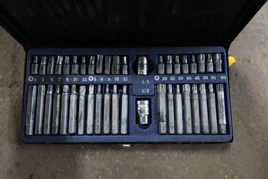 2 stk. kasser med værktøj