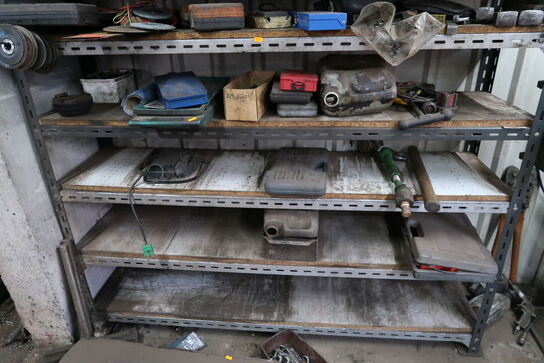 Reol med div. Reservedele, værktøj m.m.