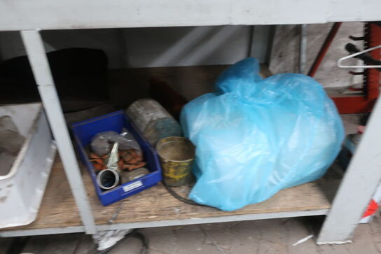 Arbejdsbord med værktøj og reservedele