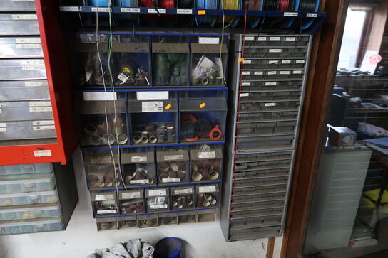 Div. Sortimentskasser/reoler med reservedele og fittings samt ledninger