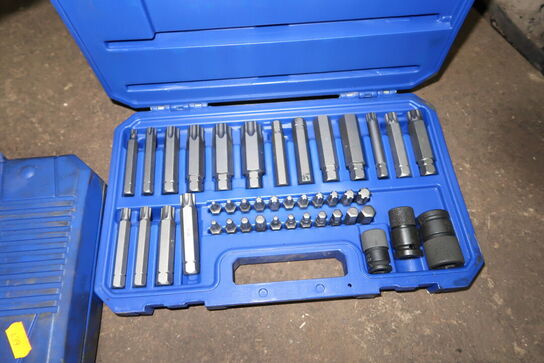 2 stk. kasser med specialværktøj