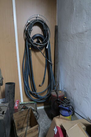 Tryksprøjte, tank, div. Trykluftslanger m.m.