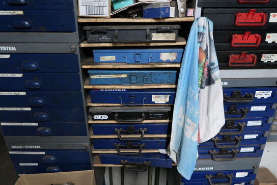 Div. Sortimentskasser/reoler med reservedele og fittings samt ledninger