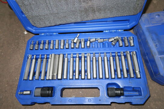 2 stk. kasser med specialværktøj