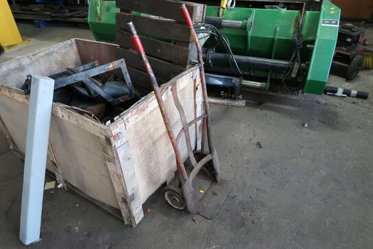 Kasse med indhold samt sækkevogn