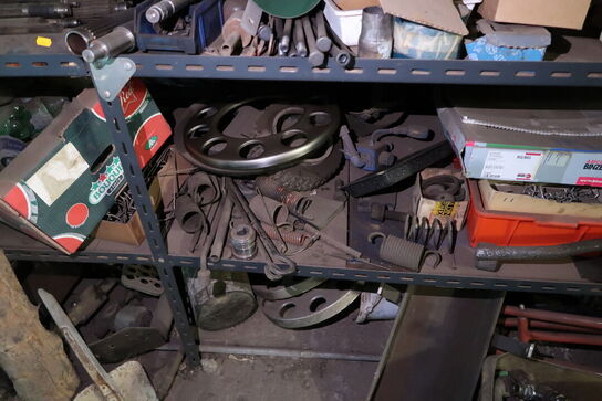 Reol med div. Reservedele