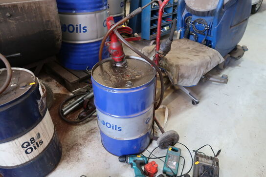 3 stk. tønder med pumper samt vogn