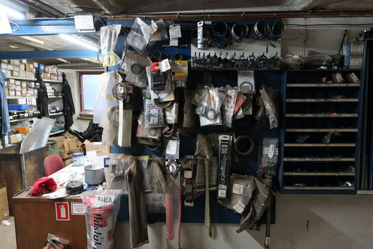 Reol med div. Spændebånd og reservedele