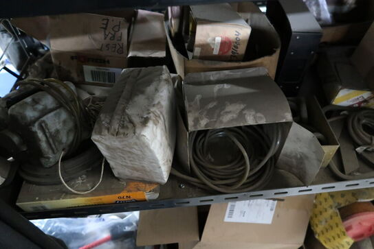 Reol med div. Reservedele, værktøj m.m.