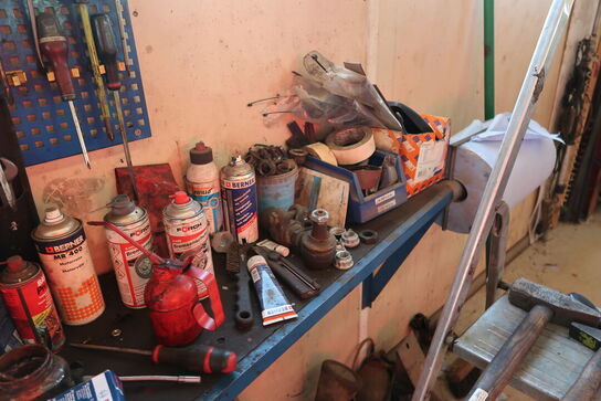 Arbejdsbord med skrue samt div. Værktøj m.m.