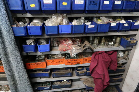 Reol med div. Reservedele m.m.