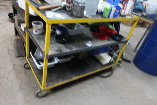 Opbevaringsvogn med indhold