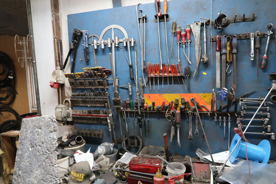 Arbejdsbord med skruestik, værktøjstavle med div. Værktøj m.m.