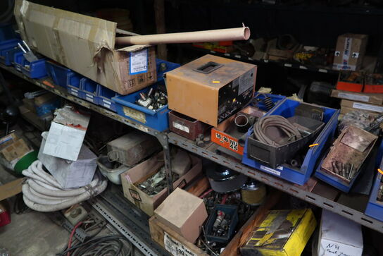 Reol med div. Reservedele