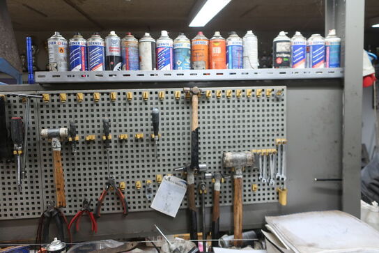 Arbejdsbord med skruestik, værktøjstavle med div. Værktøj m.m.