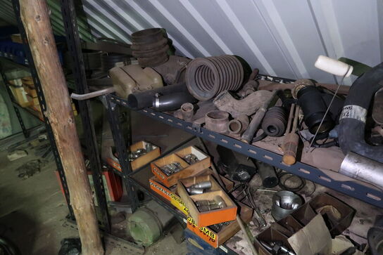 Reol med div. Reservedele