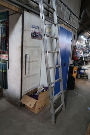 2 stk. stiger samt arbejdslamper