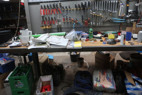 Arbejdsbord med skruestik, værktøjstavle med div. Værktøj m.m.