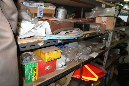 Reol med div. Reservedele, værktøj m.m.