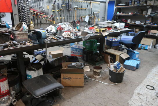 Arbejdsbord med skruestik, værktøjstavle med div. Værktøj m.m.