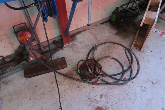 Arbejdsbord med skrue samt div. Værktøj m.m.