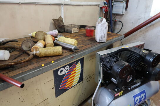 Arbejdsbord med tank