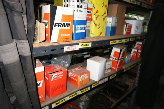 Reol med div. Reservedele, værktøj m.m.