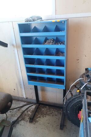 Sortimentsreol med indhold