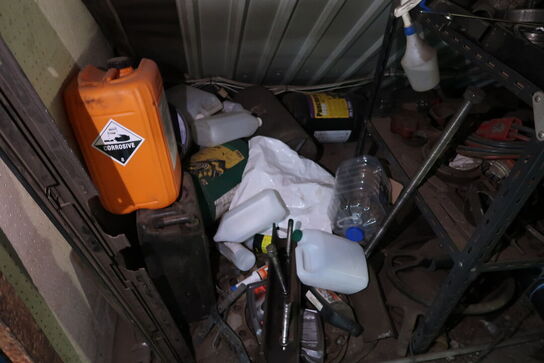 Reol med div. Reservedele