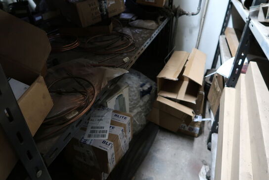 Reol med div. Reservedele, værktøj m.m.