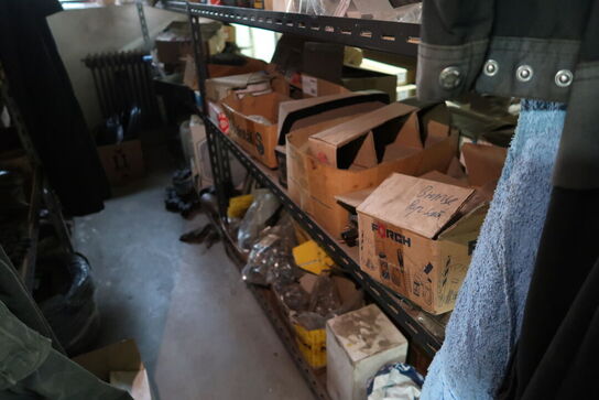 Reol med div. Reservedele, værktøj m.m.