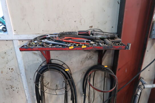 Reol med div. Slanger samt værktøj