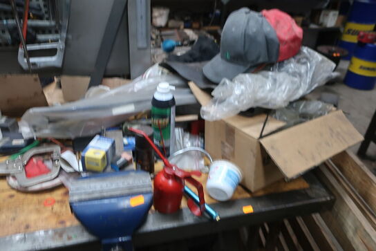 Arbejdsbord med skruestik, værktøjstavle med div. Værktøj m.m.