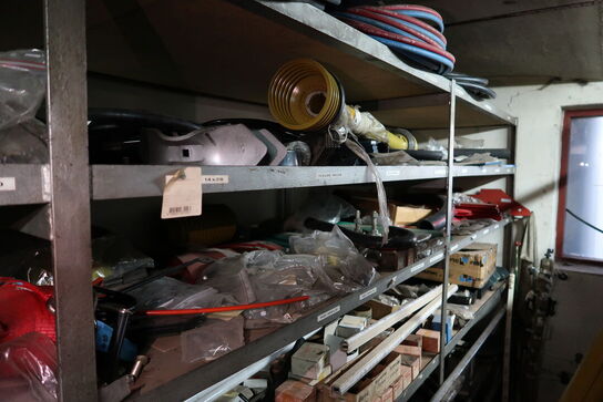 Reol med div. Reservedele, værktøj m.m.
