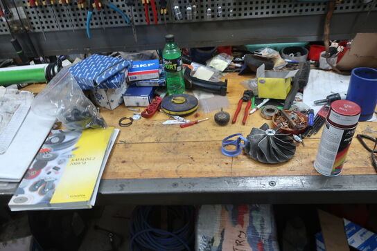 Arbejdsbord med skruestik, værktøjstavle med div. Værktøj m.m.