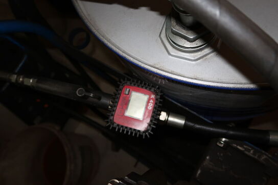 Vogn med tønde samt oliepåfylder K400