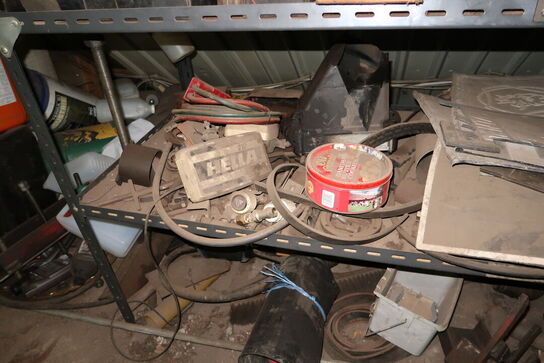 Reol med div. Reservedele