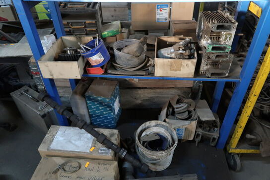 Reol med div. Reservedele