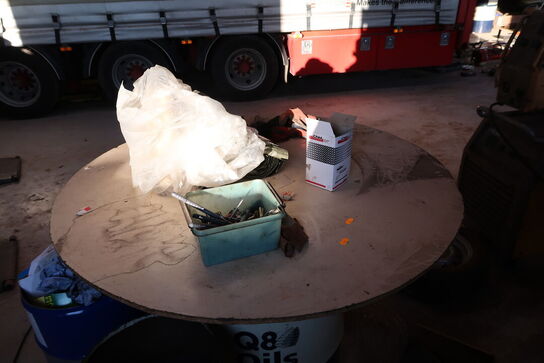 Arbejdsbord med indhold samt div. Tønder