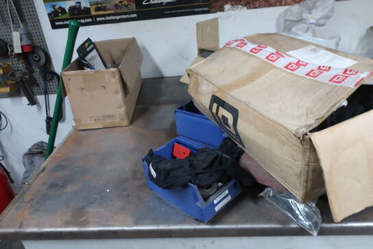 Arbejdsbord med værktøj og reservedele