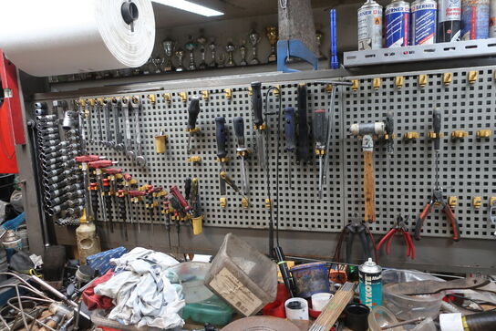 Arbejdsbord med skruestik, værktøjstavle med div. Værktøj m.m.