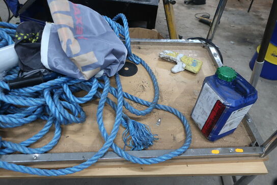 2 stk. borde med indhold