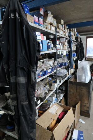 Reol med div. Reservedele, værktøj m.m.