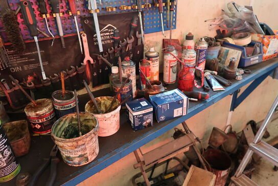 Arbejdsbord med skrue samt div. Værktøj m.m.