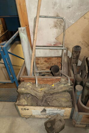 2 stk. paller med div. Værktøj og jern