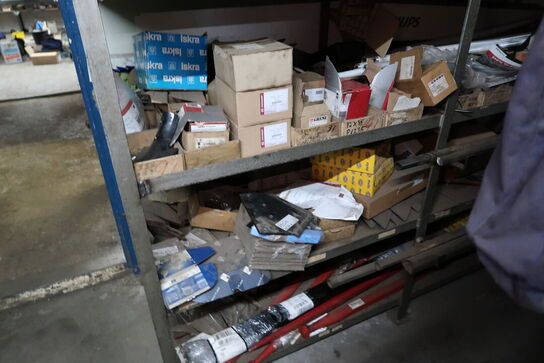 Reol med div. Reservedele, værktøj m.m.