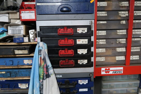 Div. Sortimentskasser/reoler med reservedele og fittings samt ledninger