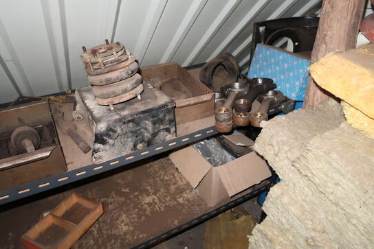 Reol med div. Reservedele